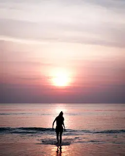 destinos de playa y relax con Zafiro Tours Sant Boi, pasea al atardecer en lugares exageradamente bonitos